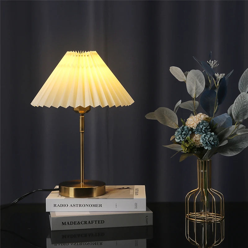 Lampada da Tavolo Retrò con Paralume Pieghettato