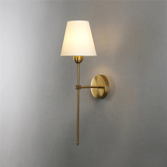 Applique Elegante in Ottone con Paralume Bianco – Un tocco di charme senza tempo per ogni ambiente