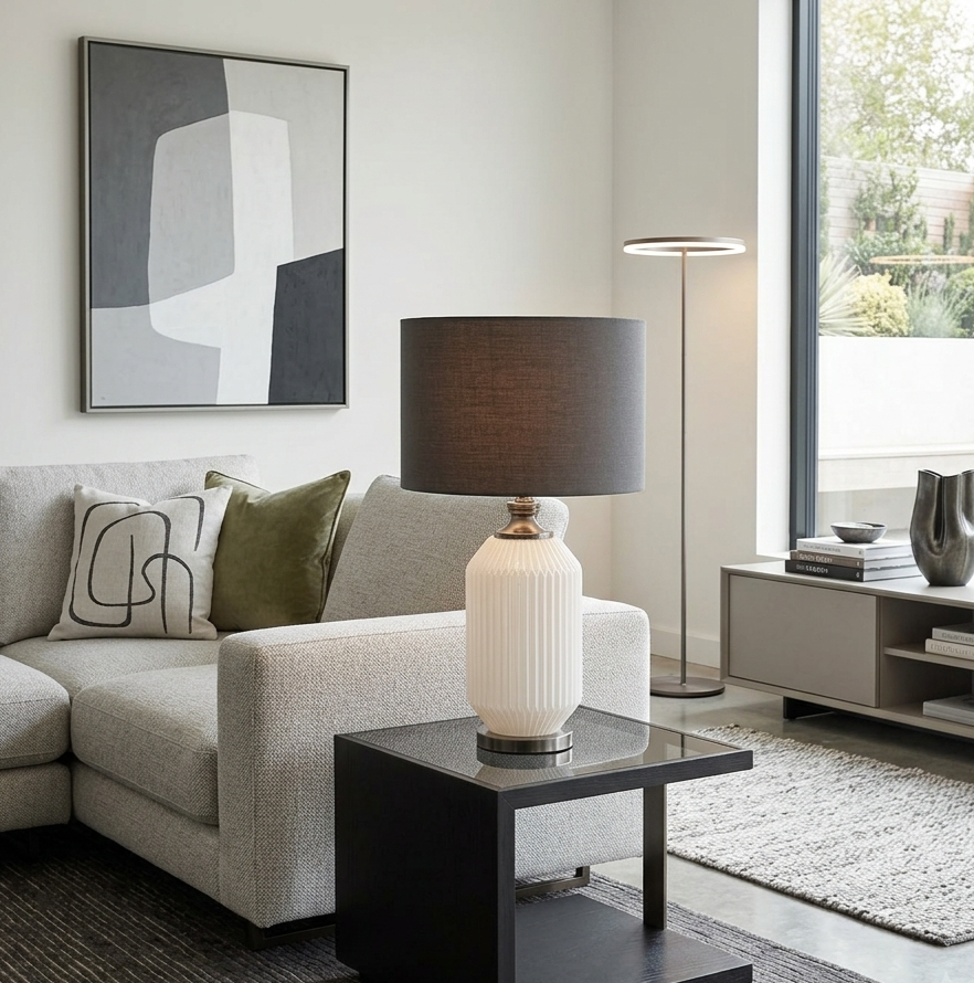 Lampada da Tavolo in Vetro Bianco Rigato con Paralume Grigio – Design Moderno