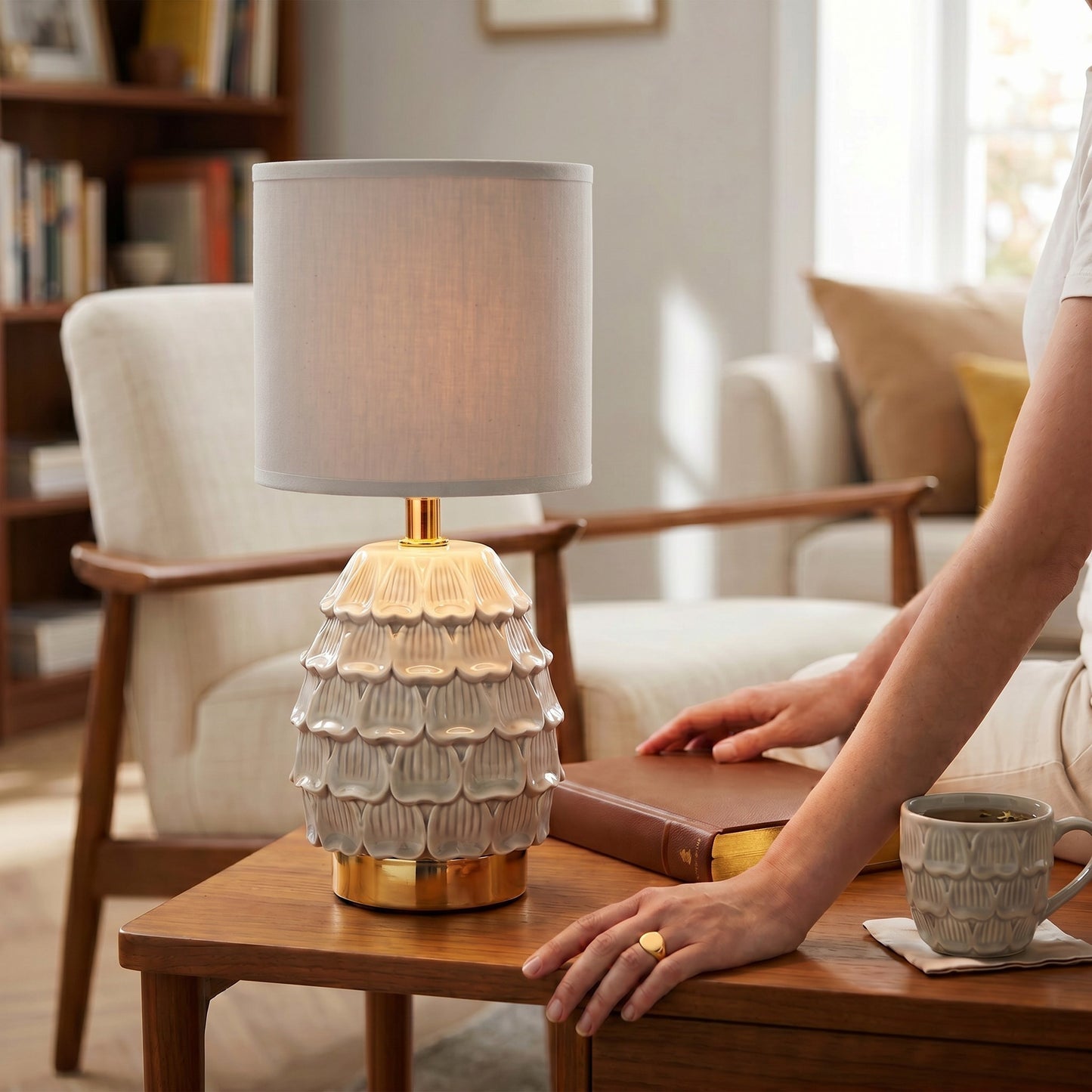 Lampada da Comodino con Base in Ceramica e Paralume in Tessuto Naturale