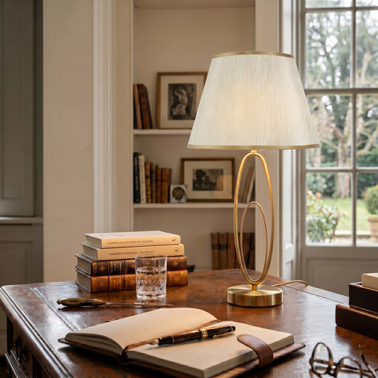 Lampada da Tavolo Glam in Metallo Dorato con Paralume in Tessuto – Eleganza Senza Tempo - AESSEWOOD 